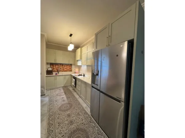 Tirane, shitet apartament 2+1+Ballkon Kati 5, 101 m² 215.000 € (Rruga e Dibres, Kompleksi Tower Bridge)