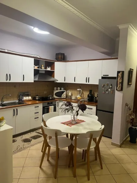 Tirane, jepet me qera apartament 2+1+Ballkon Kati 5, 100 m² 700 € (RRUGA KAVAJES, PRANE KISHES)