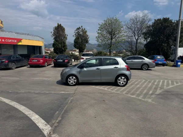 Sarande, shes makine Toyota Yaris Nafte, gri e erret manuale Kondicioner 217.000 km 3.500 €