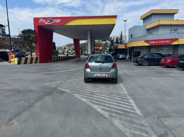 Sarande, shes makine Toyota Yaris Nafte, gri e erret manuale Kondicioner 217.000 km 3.500 €