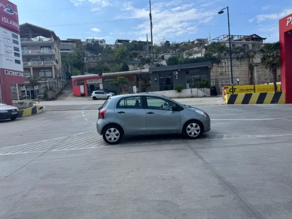 Sarande, shes makine Toyota Yaris Nafte, gri e erret manuale Kondicioner 217.000 km 3.500 €