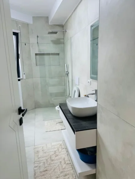 Tirane, jepet me qera apartament 2+1 Kati 6, 120 m² 1.300 € (Rruga Luigj Gurakuqi)