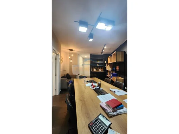 Tirane, jepet me qera ambjent biznesi Kati 1, 85 m² 850 € (rruga e kosovareve)
