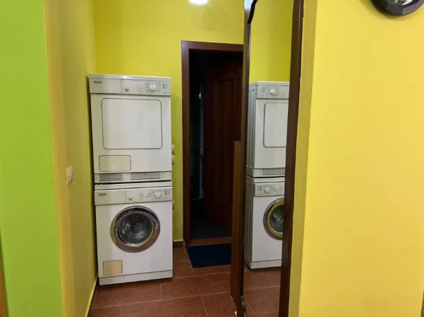 Tirane, jepet me qera apartament 1+1 Kati 2, 65 m² 500 € (Rruga Frosina Plaku)