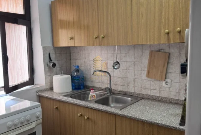 Tirane, jepet me qera apartament 1+1 Kati 3, 60 m² 380 € (Rruga e Durresit)