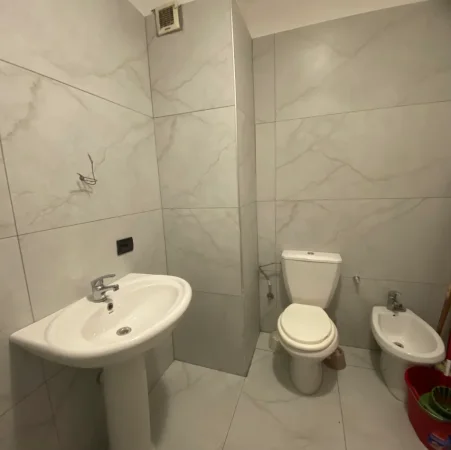 Tirane, jepet me qera apartament 2+1+Ballkon Kati 2, 580 € 