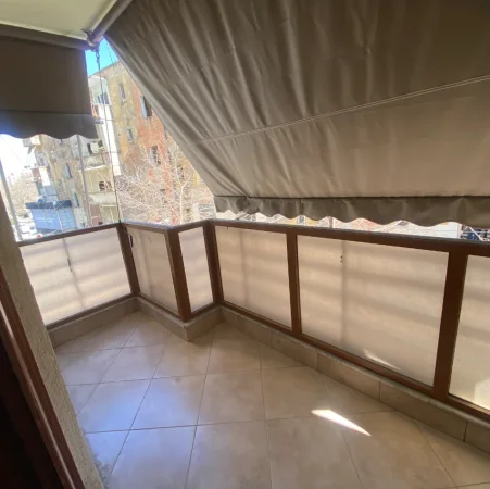 Tirane, jepet me qera apartament 2+1+Ballkon Kati 2, 580 € 