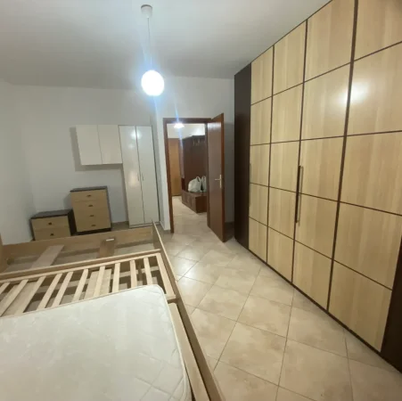 Tirane, jepet me qera apartament 2+1+Ballkon Kati 2, 580 € 