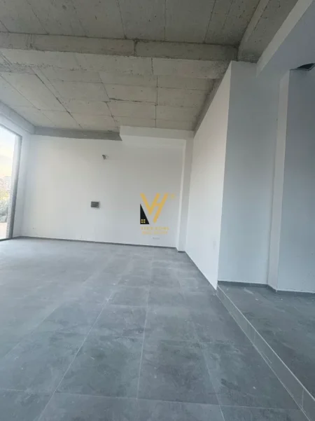 Tirane, jepet me qera dyqan Kati 0, 85 m² 850 € (OXHAKU)