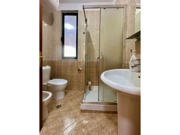 Tirane, jepet me qera apartament 2+1 , 76 m² 720 € (SELVIA)