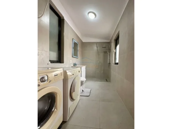 Tirane, jepet me qera apartament 2+1 , 76 m² 720 € (SELVIA)