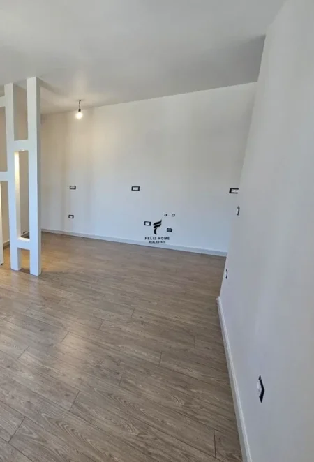 Tirane, jepet me qera apartament 2+1 Kati 1, 100 m² 850 € (ZOGU I ZI)