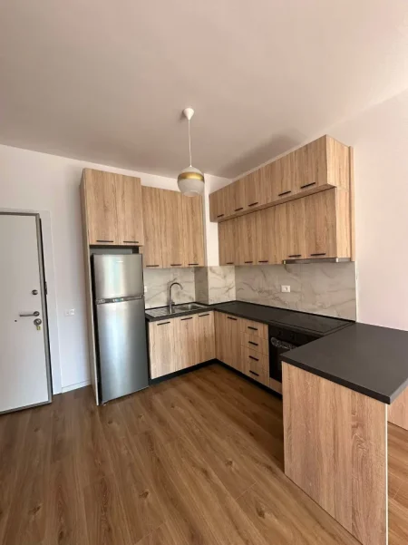 Tirane, jepet me qera apartament 1+1 Kati 5, 50 m² (Ali Demi)