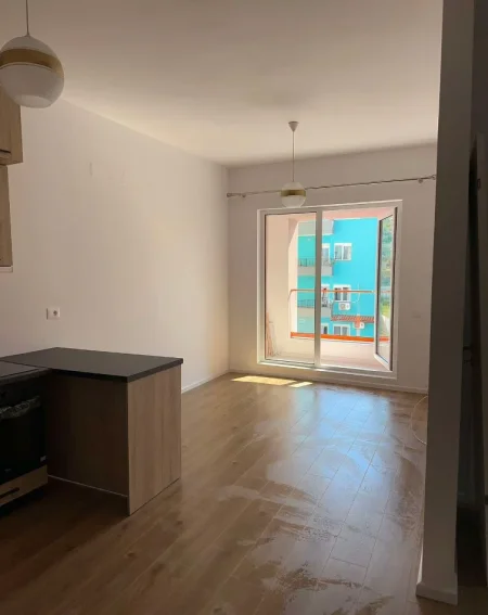 Tirane, jepet me qera apartament 1+1 Kati 5, 50 m² (Ali Demi)