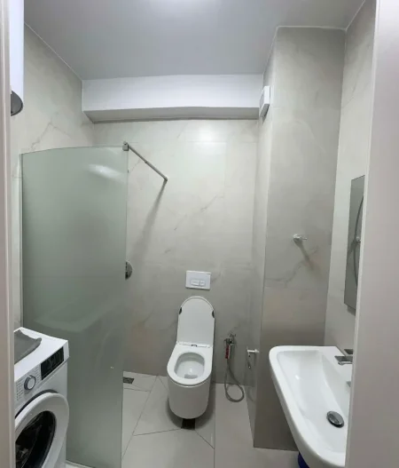 Tirane, jepet me qera apartament 1+1 Kati 5, 50 m² (Ali Demi)