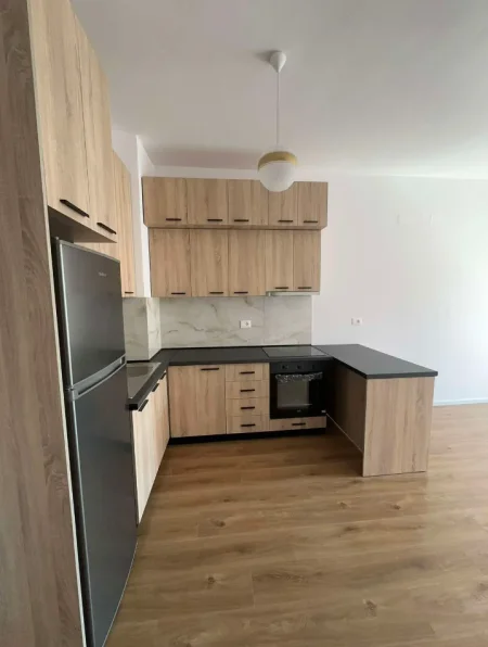 Tirane, jepet me qera apartament 1+1 Kati 5, 50 m² (Ali Demi)
