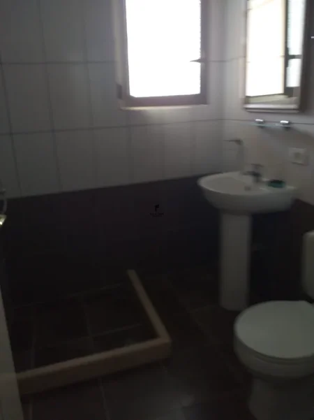 Tirane, jepet me qera apartament 1+1 Kati 2, 85 m² 350 € (KODRA E PRIFTIT)