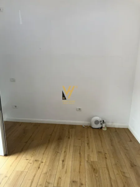 Tirane, jepet me qera ambjent biznesi Kati 0, 18 m² 270 € (KOMUNA E PARISIT)