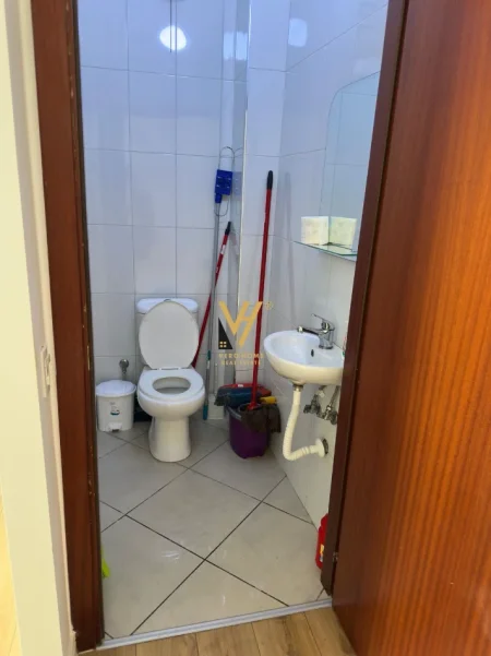Tirane, jepet me qera ambjent biznesi Kati 0, 18 m² 270 € (KOMUNA E PARISIT)