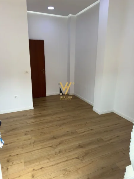 Tirane, jepet me qera ambjent biznesi Kati 0, 18 m² 270 € (KOMUNA E PARISIT)