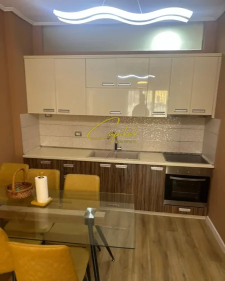Tirane, jepet me qera apartament 2+1 Kati 4, 90 m² 700 € (LIQENI ARTIFICIAL)