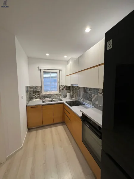 Tirane, jepet me qera apartament 2+1 Kati 8, 75 m² 500 € (Misto Mame)