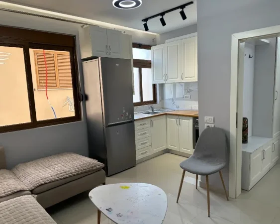 Tirane, jepet me qera apartament 1+1+Aneks+Ballkon Kati 3, 60 m² 500 € (ish parku i autobusave)