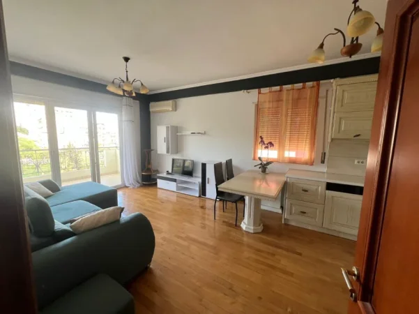 Tirane, jepet me qera apartament 1+1+Ballkon , 65 m² 520 € (Kopshti Zoologjik)