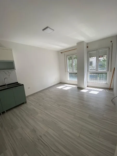 Tirane, jepet me qera apartament 1+1+Ballkon Kati 1, 53 m² 400 € (Rruga 5 Maji)