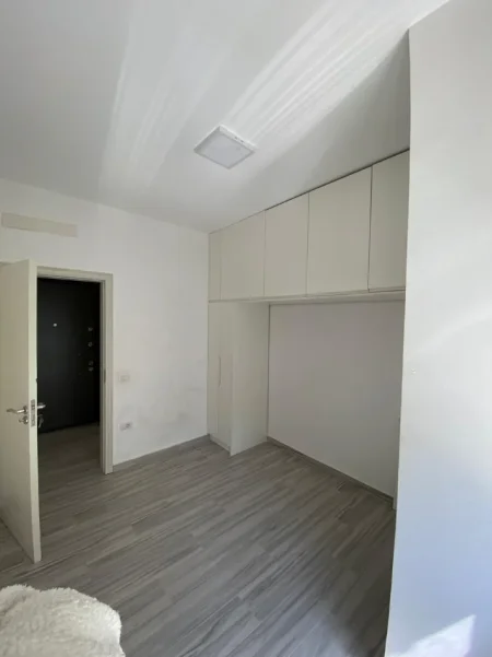 Tirane, jepet me qera apartament 1+1+Ballkon Kati 1, 53 m² 400 € (Rruga 5 Maji)