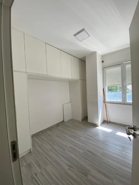 Tirane, jepet me qera apartament 1+1+Ballkon Kati 1, 53 m² 400 € (Rruga 5 Maji)
