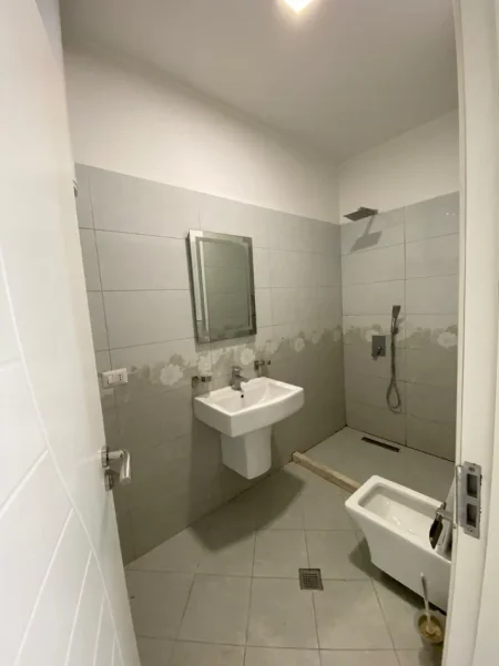 Tirane, jepet me qera apartament 1+1+Ballkon Kati 1, 53 m² 400 € (Rruga 5 Maji)
