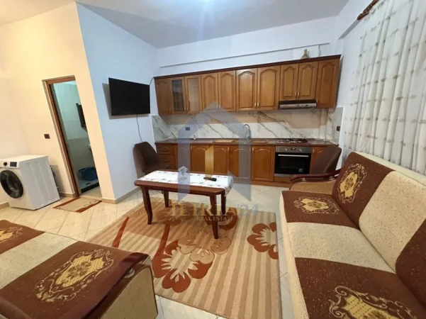 Tirane, jepet me qera apartament 2+1+Ballkon Kati 1, 75 m² 400 € (Apartament 2+1 me qira ne, Kombinat)