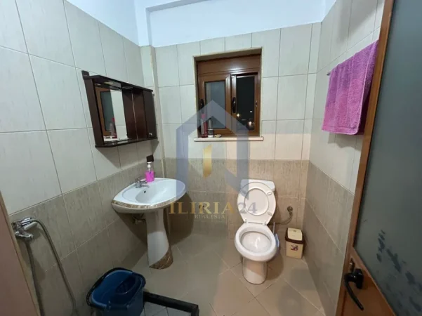 Tirane, jepet me qera apartament 2+1+Ballkon Kati 1, 75 m² 400 € (Apartament 2+1 me qira ne, Kombinat)