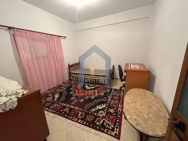Tirane, jepet me qera apartament 2+1+Ballkon Kati 1, 75 m² 400 € (Apartament 2+1 me qira ne, Kombinat)
