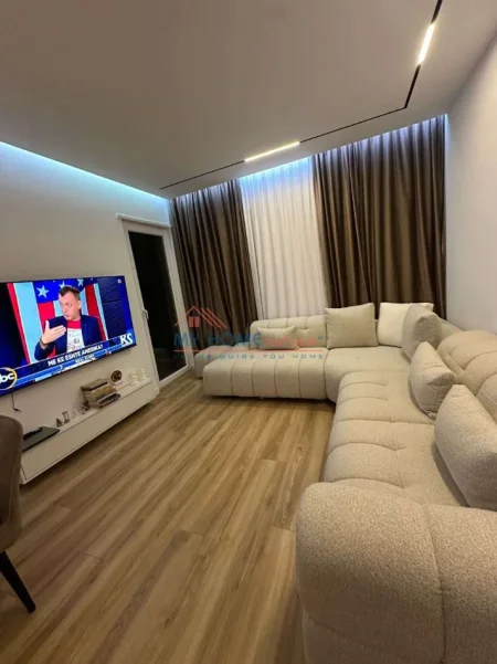 Tirane, shitet apartament 2+1+Ballkon Kati 8, 97 m² 145.000 € (Univers City)