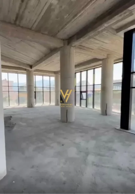 Elbasan, jepet me qera ambjent biznesi Kati 2, 326 m² 2.200 € (ELBASAN)