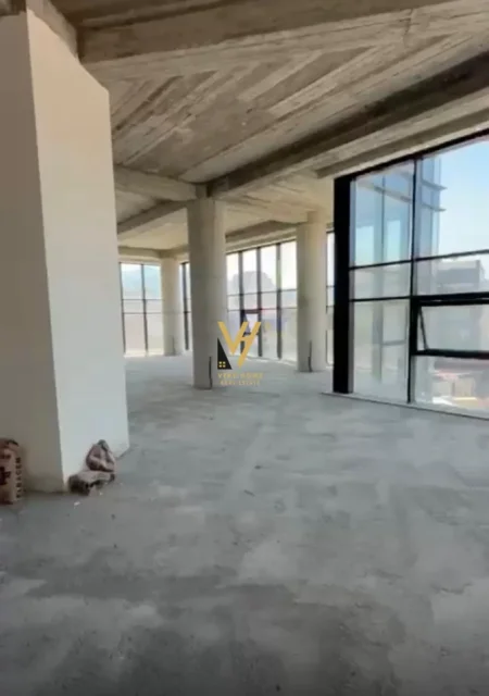 Elbasan, jepet me qera ambjent biznesi Kati 2, 326 m² 2.200 € (ELBASAN)