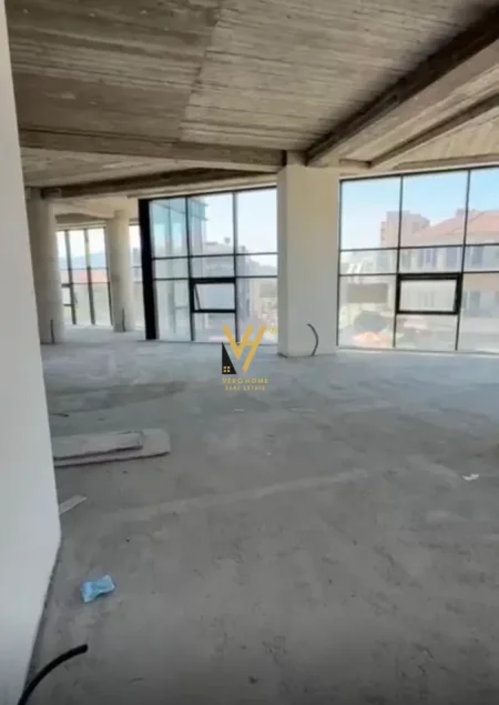 Elbasan, jepet me qera ambjent biznesi Kati 2, 326 m² 2.200 € (ELBASAN)