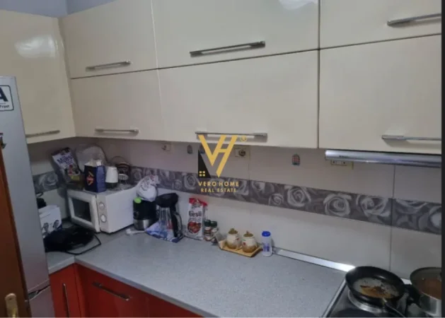 Tirane, jepet me qera apartament 2+1+Ballkon Kati 2, 108 m² 500 € (PALLATI ME SHIGJETA)