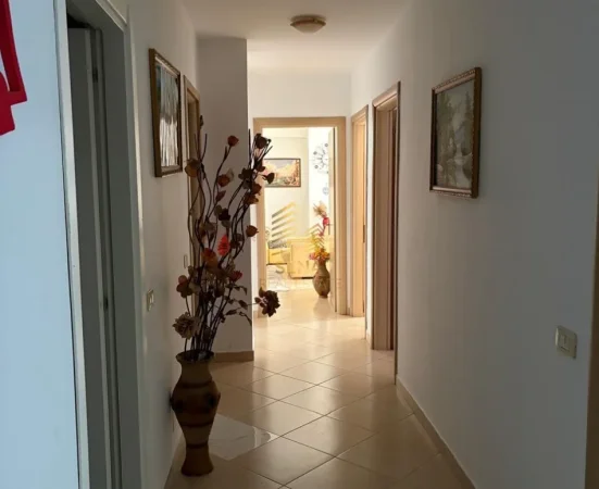 Tirane, jepet me qera apartament 3+1+Ballkon Kati 2, 118 m² 600 € (Bulevardi i Ri)