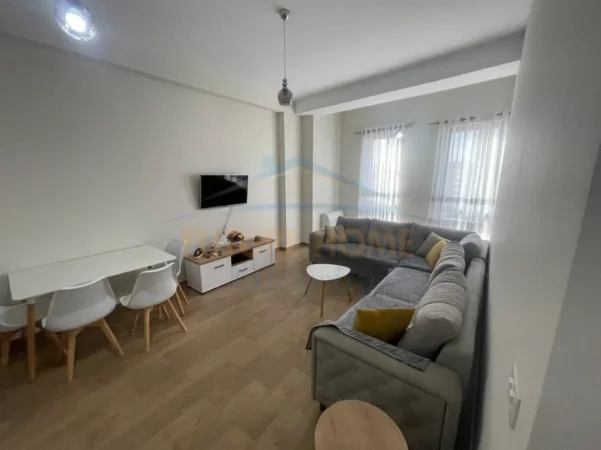 Tirane, jepet me qera apartament 1+1+Ballkon Kati 7, 70 m² 700 € (SHKOLLA E KUQE)