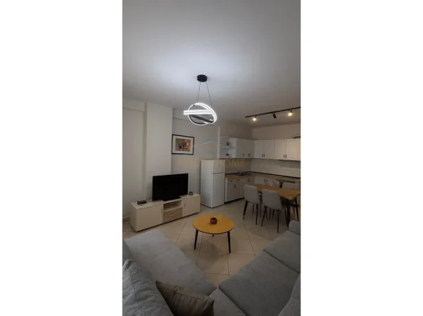 Tirane, jepet me qera apartament 2+1+Ballkon Kati 5, 100 m² 530 € (Unaza e re)