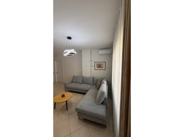 Tirane, jepet me qera apartament 2+1+Ballkon Kati 5, 100 m² 530 € (Unaza e re)