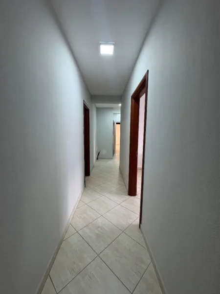 Tirane, jepet me qera apartament 2+1 Kati 5, 1 m² 600 € (JORDAN MISJA)