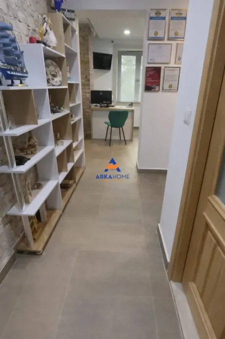 Tirane, shitet dyqan Kati 2, 60 m² 260.000 € 