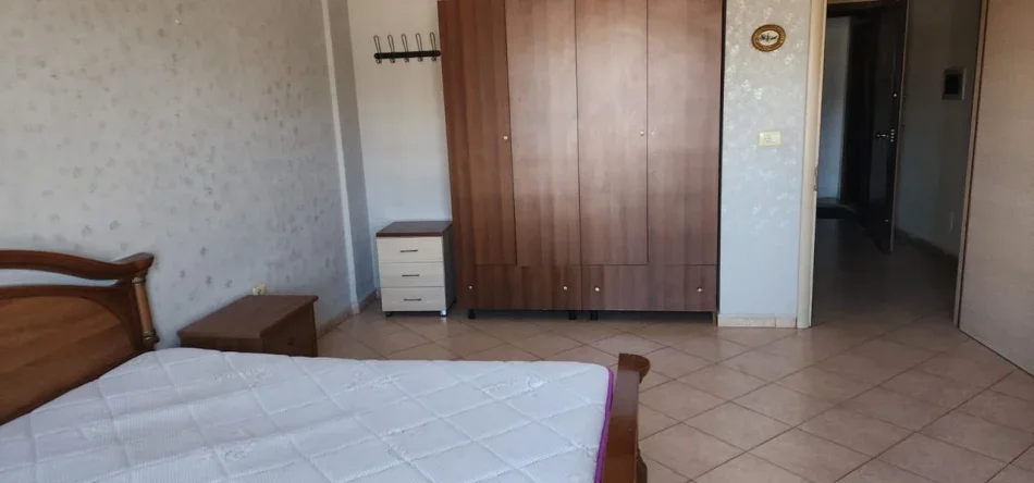 Tirane, jepet me qera apartament 1+1 Kati 2, 75 m² 400 € (Rruga Jordan Misja)