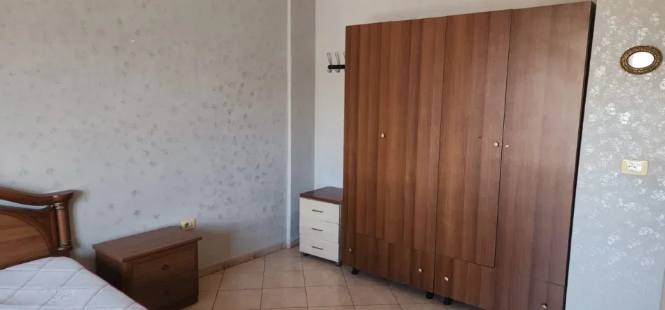 Tirane, jepet me qera apartament 1+1 Kati 2, 75 m² 400 € (Rruga Jordan Misja)