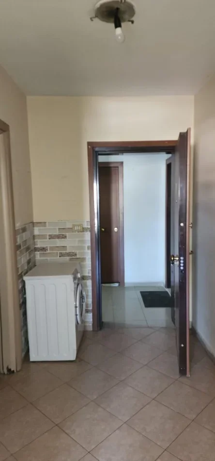Tirane, jepet me qera apartament 1+1 Kati 2, 75 m² 400 € (Rruga Jordan Misja)