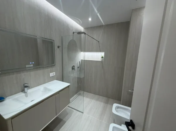 Tirane, jepet me qera apartament 2+1 Kati 2, 114 m²